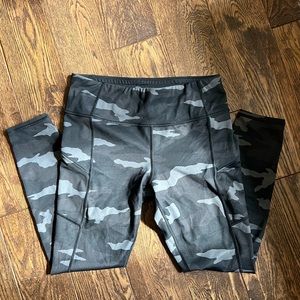 Athleta Camo Contender 7/8 Tights - Medium Black/Gray